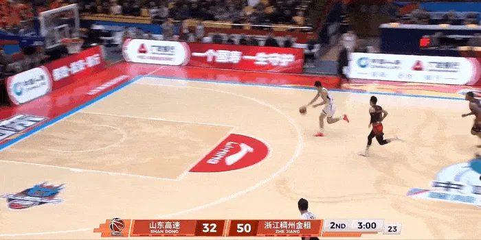 奇异果体育-陆文博抢断后一条龙快攻轻松得手，浙江队52-32领先山东20分